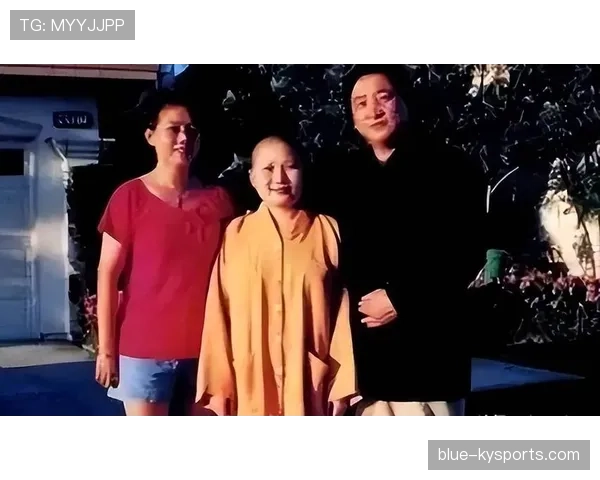 李娜发了张在家抱娃的照片，我就盯着她手上那块表看了三遍，哪来的光芒感？